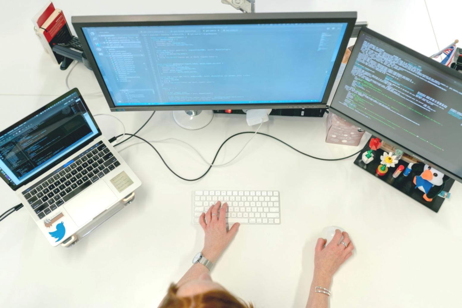 Student werkt aan casino game project